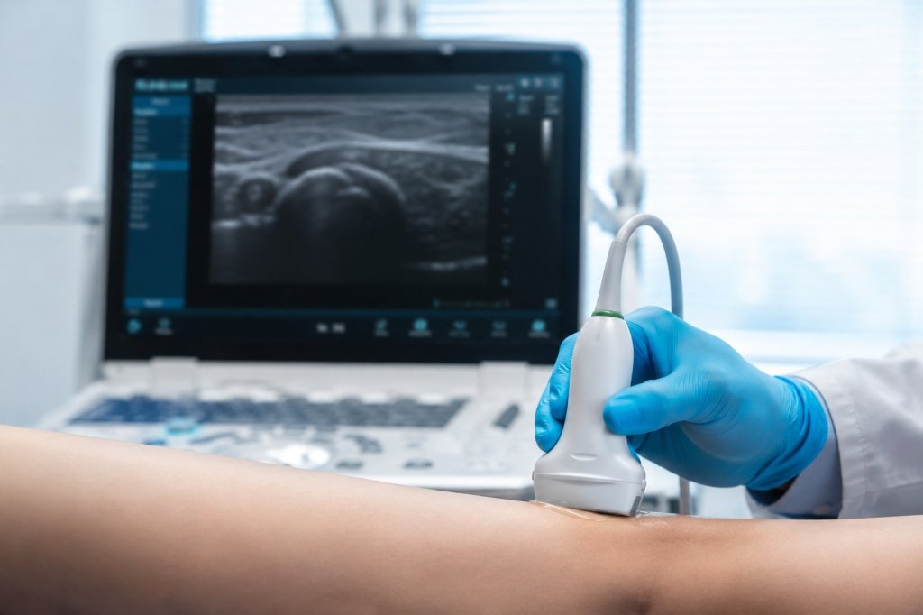 Procedimiento ecoguiado músculo-esquelético con sonda lineal y monitor de ecografía — Dr. Miguel Jiménez Fermín, Madrid